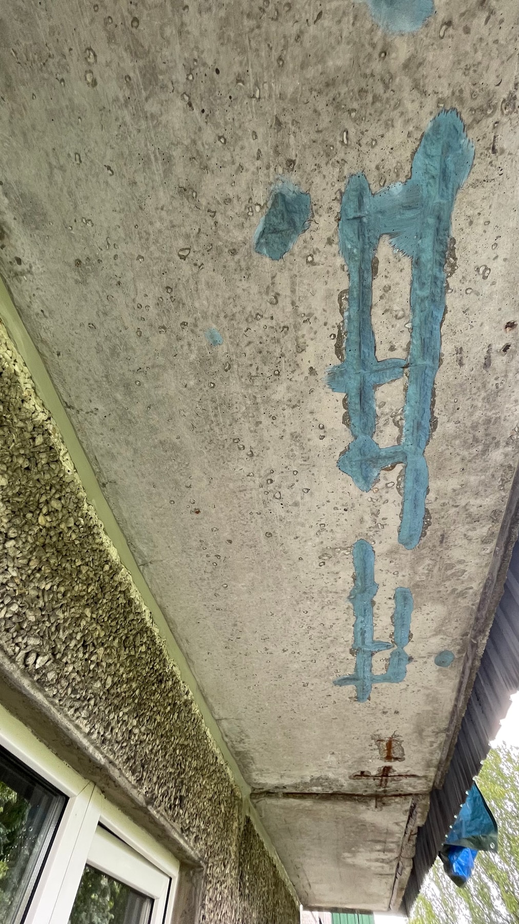 Открытая арматура с голубоватым пассивирующим антикоррозионным покрытием