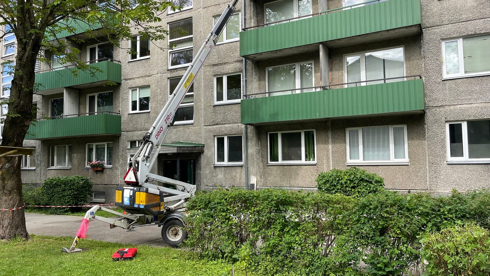 Sõle 17 paneelelamu ja tõstukiga ligipääsetav rõdutööde ala